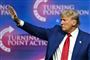 Trump rækker hånden op
