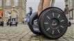 en person står på en segway