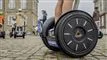 en person står på en segway
