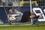 Brøndbys målmand Stephan Andersen reddede bolden under lørdagens SAS-ligakamp mellem OB og Brøndby IF i Odense. Foto: Yilmaz Polat/FS / POLFOTO