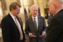 Forsvarsminister Troels Lund Poulsen (V) får sig onsdag morgen en snak med den amerikanske ambassadør i Danmark, Alan Leventhal, og Folketingets formand, Søren Gade (V), ved et valgarrangement på Hotel d'Angleterre i København.