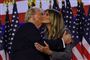 Donald Trump gav hustruen Melania et kys, da han holdt sejrstale.