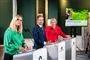 politikere står ved pulte