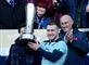 Rugbyspiller holder pokal i vejret