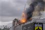 en bygning i brand