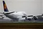 et boeing 747 på landingsbanen