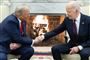 USA's præsident, Joe Biden, giver sin efterfølger, Donald Trump, hånden i Det Hvide Hus.