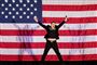 Musk med armene i vejret foran det amerikanske flag