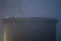kæmpe silo i tåge