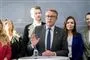 Morten Bødskov med en række erhvervsordførere bag sig
