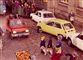 Gamle biler i et gadebillede
