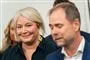Christina egelund står bag en mand