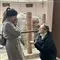 Mand frier foran en gruppe elefanter