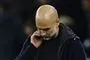 Guardiola klør sig i skægget og kigger ned