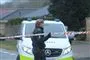 politikvinde bag afspærringstape