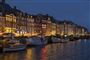 Turister flokkes til København - som her i Nyhavn - og en del af dem bor i lejligheder, som de lejer på den digitale platform Airbnb. Men mange udlejere, der tjener mere end det skattefri grundbeløb, indberetter ikke til Skat, viser 1500 kontroller i 2023. Skat fandt fejl i ni ud af ti kontroller.