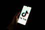 mobil telefon med et billede af appen tik tok