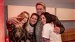tre personer stillet op til selfie
