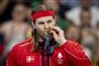 en spiller kysser en medalje