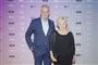 Keld holder om Hilda på en rød løber
