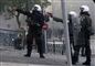 Græske betjente peger på demonstranter med deres pistoler. Foto: AP / POLFOTO
