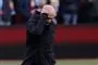 Guardiola tager sig til hovedet under en kamp