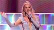 Paris Hilton optræder i glittertøj og med mikrofon