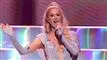 Paris Hilton optræder i glittertøj og med mikrofon