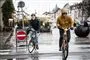 To cyklister kæmper sig frem i regnvejr på Nyhavn