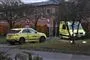 politi og ambulance parkeret foran hus