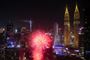 Fyrværkerishow foran skylinen i Malaysias hovedstad, millionbyen Kuala Lumpur, ved det 452 meter høje vartegn Petrona Twin Towers.