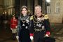 Kongeparret ankommer som de sidste til nytårskur på Amalienborg den 1. januar. Det er første gang, at kong Frederik og dronning Mary er værter.
