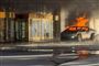 en bil i brand for an hotelindgang