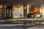 en bil i brand for an hotelindgang