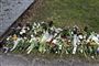 En 13-årig pige blev i marts slået ihjel i Hjallerup i Nordjylland. Borgere i byen lagde efterfølgende blomster og tændte lys. (Arkivfoto).