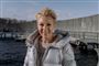 tv-værten Lene Beier i stor frakke