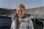 tv-værten Lene Beier i stor frakke