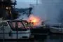 voldsomme flammer står op fra båd