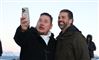 to personer tager en selfie