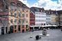 Bygninger omkring et torv,