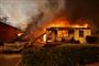 Et hus i området Altadena i Los Angeles står i flammer.