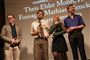 På Arbejdermuseet i København modtager journalisterne Theis Ehlers Molin, Helle Fuusager, Mathias Mencke og Kaare Sørensen fra Zetland Cavlingprisen.