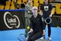 Tauson på tennisbanen med sin kæreste og træner i baggrunden