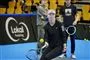 Tauson på tennisbanen med sin kæreste og træner i baggrunden