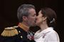 kong frederik og dronning kysser