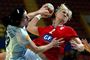 Rikke Skov, der her ses mod Rumænien, er ikke enig med de norske medier i, at Norge skulle være EM-favoritter. Foto: AP/Boris Grdanoski / POLFOTO