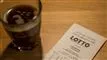 en lottokupon og en kop kaffe på et bord
