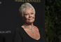 En smilende Judi Dench på vej til BAFTA-uddeling 