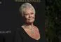 En smilende Judi Dench på vej til BAFTA-uddeling 