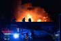 store og vilde flammer står op i nattemørket fra bygning